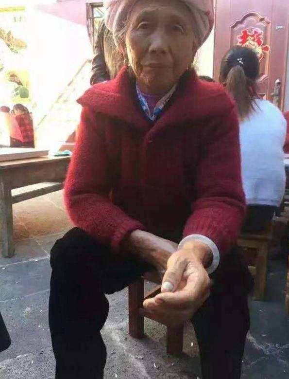 老翡翠玉手镯带翡翠玉手镯对人有什么好处-第2张图片-翡翠网 老翡翠玉手镯带翡翠玉手镯对人有什么好处-第2张图片-翡翠网