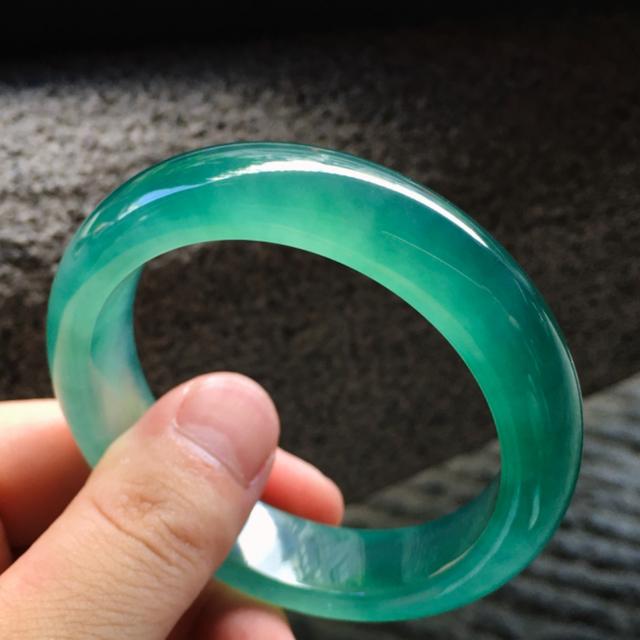 翡翠晴水手镯,翡翠晴水手镯怎么样-第5张图片-翡翠网 翡翠晴水手镯,翡翠晴水手镯怎么样-第5张图片-翡翠网