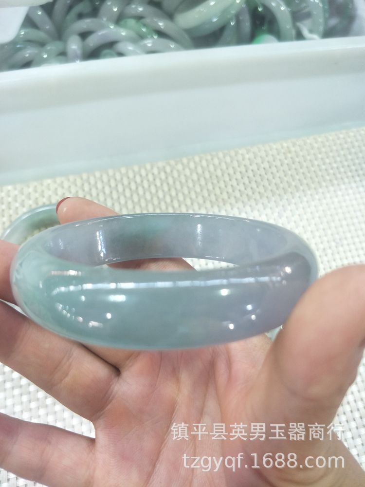 翡翠手镯上有坑洼,翡翠手镯上有坑-第1张图片-翡翠网 翡翠手镯上有坑洼,翡翠手镯上有坑-第1张图片-翡翠网
