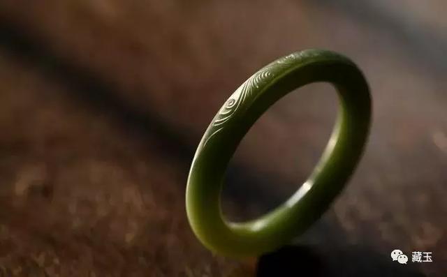 翡翠手镯佩戴图片,叮当翡翠手镯佩戴图片-第1张图片-翡翠网 翡翠手镯佩戴图片,叮当翡翠手镯佩戴图片-第1张图片-翡翠网