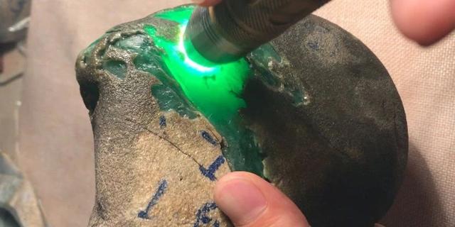 翡翠原石哪里长原石翡翠哪里长得-第4张图片-翡翠网 翡翠原石哪里长原石翡翠哪里长得-第4张图片-翡翠网