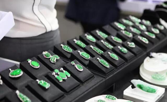 翡翠吊坠价格及图片,翡翠挂件价格及图片-第1张图片-翡翠网