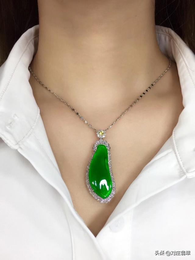 帝王绿翡翠手镯价格图片,辣绿翡翠手镯图片-第1张图片-翡翠网 帝王绿翡翠手镯价格图片,辣绿翡翠手镯图片-第1张图片-翡翠网