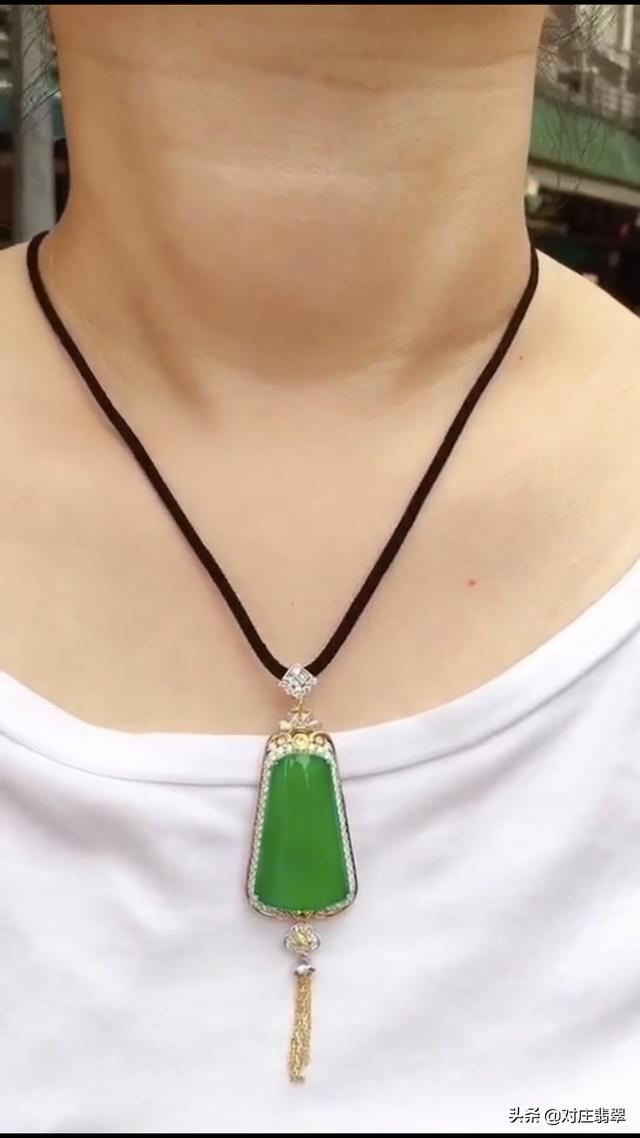 帝王绿翡翠手镯价格图片,辣绿翡翠手镯图片-第6张图片-翡翠网 帝王绿翡翠手镯价格图片,辣绿翡翠手镯图片-第6张图片-翡翠网