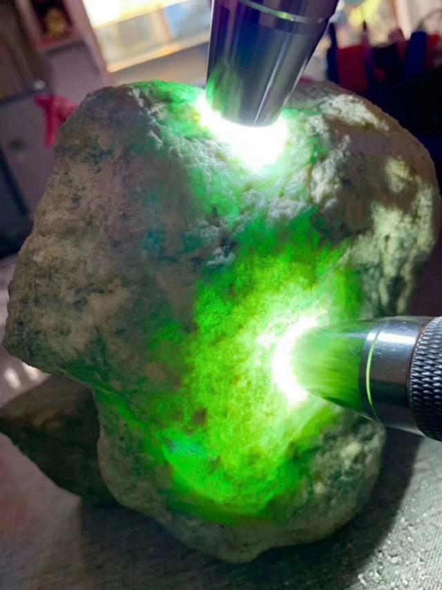 翡翠原石敞口图片大全,翡翠原石场口图片-第22张图片-翡翠网 翡翠原石敞口图片大全,翡翠原石场口图片-第22张图片-翡翠网