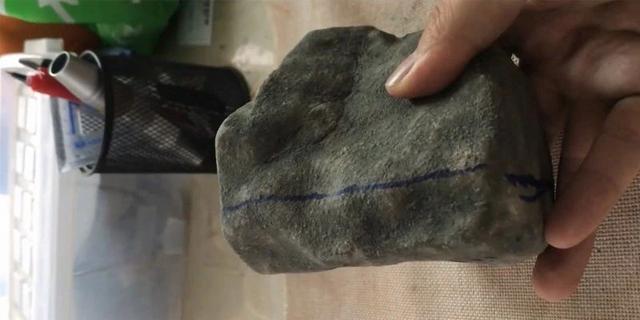 原石切割翡翠手镯翡翠原石切割现场视频-第1张图片-翡翠网 原石切割翡翠手镯翡翠原石切割现场视频-第1张图片-翡翠网