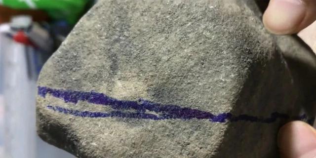 原石切割翡翠手镯翡翠原石切割现场视频-第2张图片-翡翠网 原石切割翡翠手镯翡翠原石切割现场视频-第2张图片-翡翠网