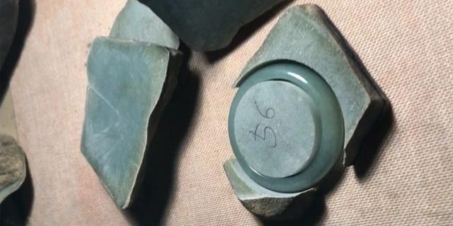 原石切割翡翠手镯翡翠原石切割现场视频-第8张图片-翡翠网 原石切割翡翠手镯翡翠原石切割现场视频-第8张图片-翡翠网
