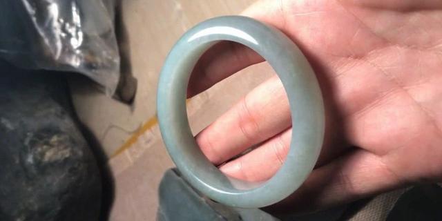 原石切割翡翠手镯翡翠原石切割现场视频-第9张图片-翡翠网 原石切割翡翠手镯翡翠原石切割现场视频-第9张图片-翡翠网