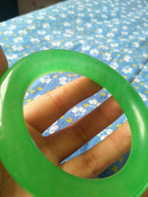 翡翠手镯选什么颜色好,翡翠手镯什么颜色好看-第1张图片-翡翠网 翡翠手镯选什么颜色好,翡翠手镯什么颜色好看-第1张图片-翡翠网