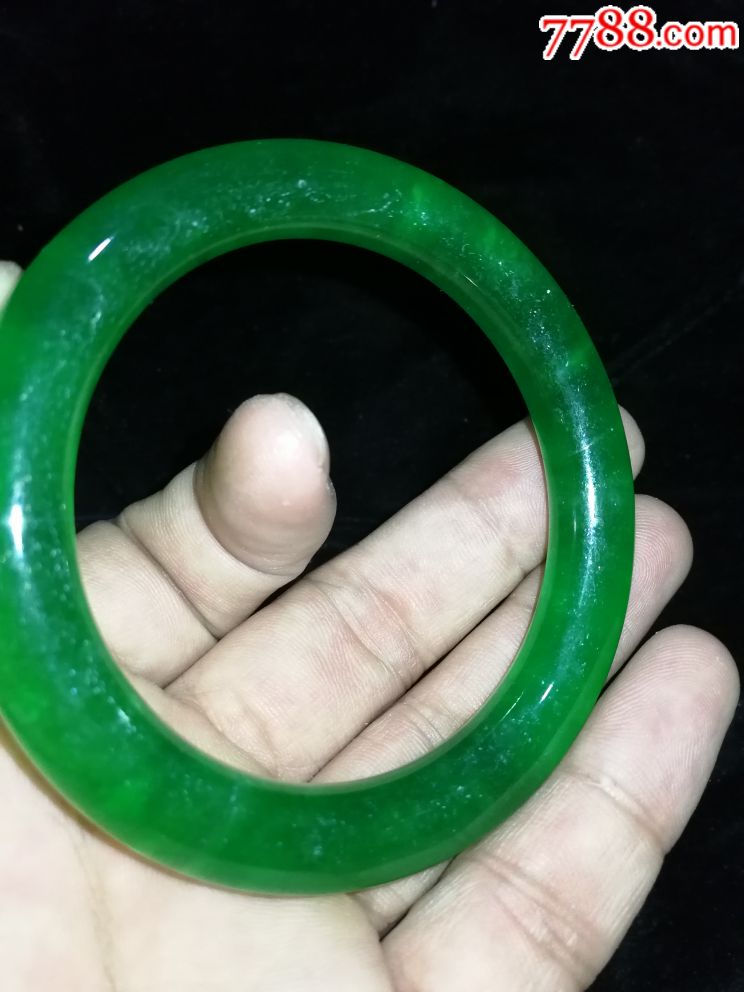 翡翠手镯选什么颜色好,翡翠手镯什么颜色好看-第2张图片-翡翠网 翡翠手镯选什么颜色好,翡翠手镯什么颜色好看-第2张图片-翡翠网