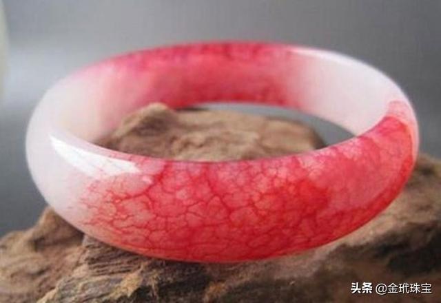 南红手镯和翡翠手镯哪个好翡翠手镯带红-第3张图片-翡翠网 南红手镯和翡翠手镯哪个好翡翠手镯带红-第3张图片-翡翠网