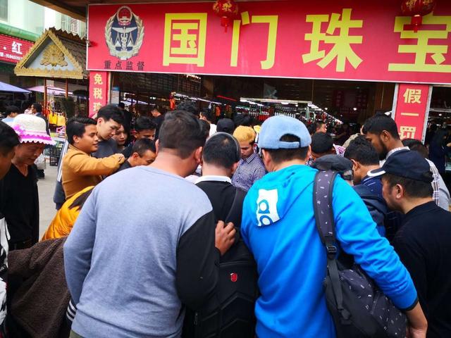 关于a货飘花翡翠手镯的信息-第2张图片-翡翠网 关于a货飘花翡翠手镯的信息-第2张图片-翡翠网