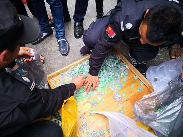 关于a货飘花翡翠手镯的信息-第3张图片-翡翠网 关于a货飘花翡翠手镯的信息-第3张图片-翡翠网