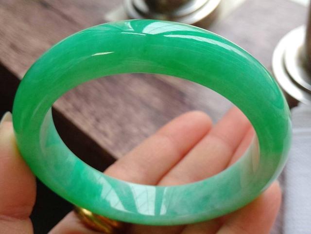 翡翠手镯多大合适,翡翠手镯适合多大年龄戴-第10张图片-翡翠网 翡翠手镯多大合适,翡翠手镯适合多大年龄戴-第10张图片-翡翠网