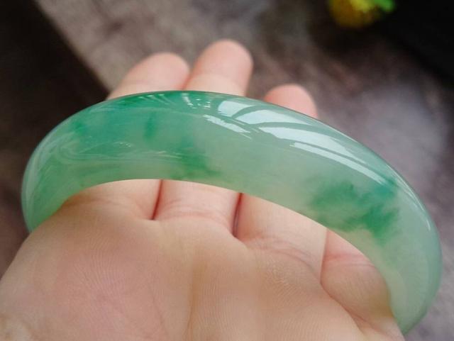 翡翠手镯多大合适,翡翠手镯适合多大年龄戴-第11张图片-翡翠网 翡翠手镯多大合适,翡翠手镯适合多大年龄戴-第11张图片-翡翠网