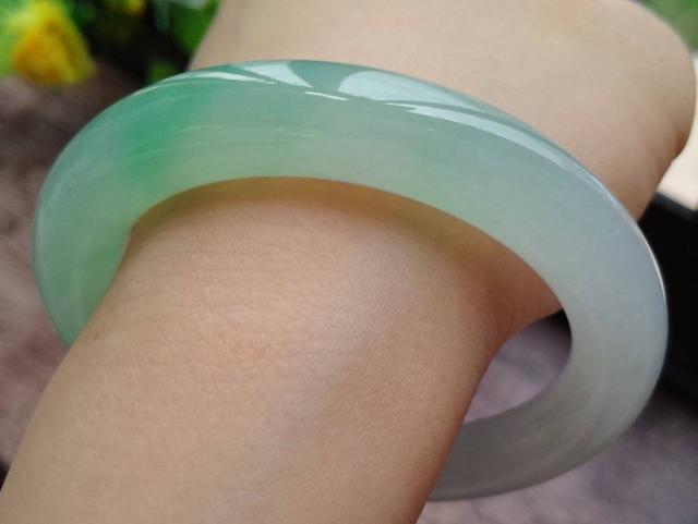 翡翠手镯多大合适,翡翠手镯适合多大年龄戴-第12张图片-翡翠网 翡翠手镯多大合适,翡翠手镯适合多大年龄戴-第12张图片-翡翠网