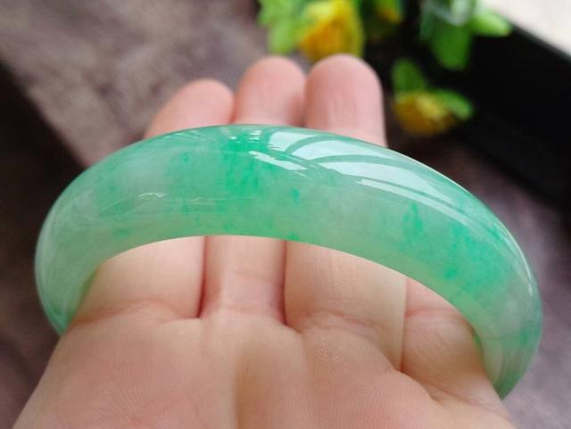 翡翠手镯多大合适,翡翠手镯适合多大年龄戴-第13张图片-翡翠网 翡翠手镯多大合适,翡翠手镯适合多大年龄戴-第13张图片-翡翠网