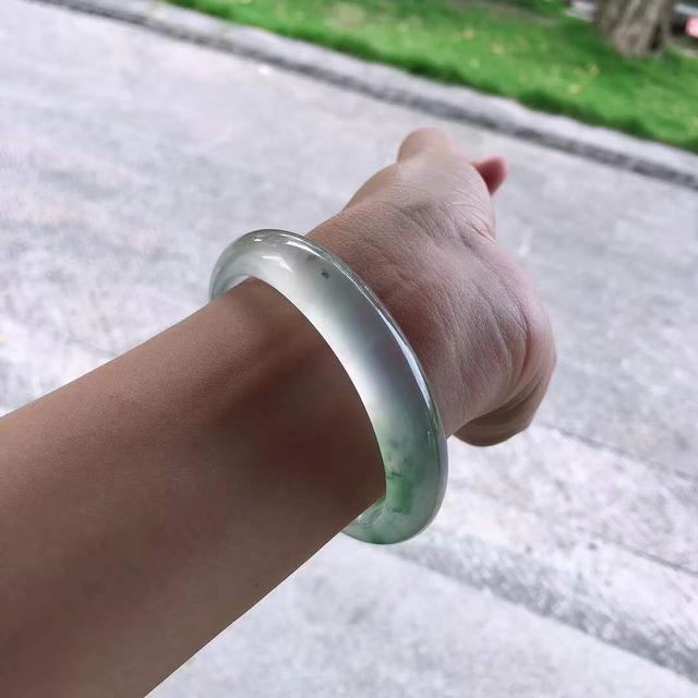五万的翡翠手镯,五万的翡翠手镯图片-第2张图片-翡翠网 五万的翡翠手镯,五万的翡翠手镯图片-第2张图片-翡翠网
