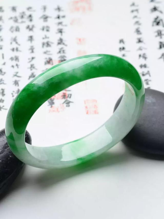 翡翠手镯的种类,翡翠手镯什么种类最好-第7张图片-翡翠网 翡翠手镯的种类,翡翠手镯什么种类最好-第7张图片-翡翠网