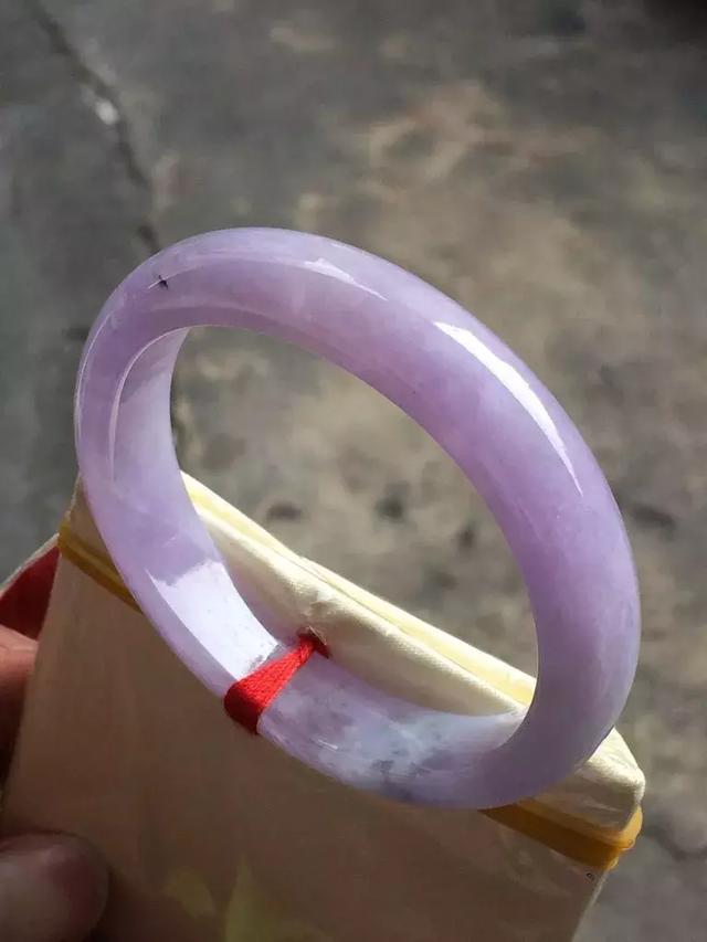 翡翠手镯的种类,翡翠手镯什么种类最好-第10张图片-翡翠网 翡翠手镯的种类,翡翠手镯什么种类最好-第10张图片-翡翠网