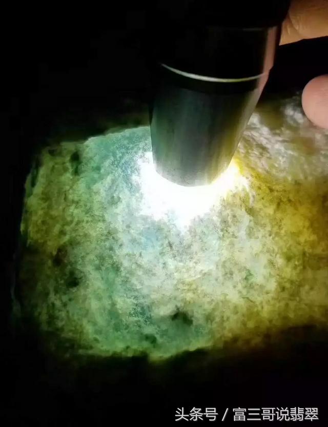 翡翠原石脱砂教程翡翠原石去皮开窗教程-第2张图片-翡翠网 翡翠原石脱砂教程翡翠原石去皮开窗教程-第2张图片-翡翠网