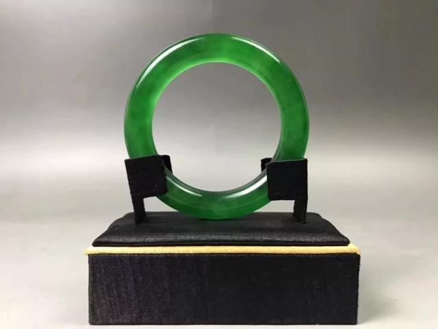 糯种翡翠手镯大概多少钱种糯种翡翠手镯价格-第7张图片-翡翠网 糯种翡翠手镯大概多少钱种糯种翡翠手镯价格-第7张图片-翡翠网