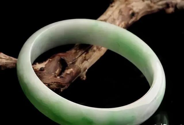 翡翠贵妃镯价格,翡翠手镯贵妃镯-第1张图片-翡翠网 翡翠贵妃镯价格,翡翠手镯贵妃镯-第1张图片-翡翠网