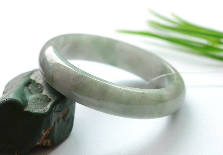 缅甸翡翠玉手镯到底多少钱一个,缅甸果敢翡翠手镯-第1张图片-翡翠网 缅甸翡翠玉手镯到底多少钱一个,缅甸果敢翡翠手镯-第1张图片-翡翠网