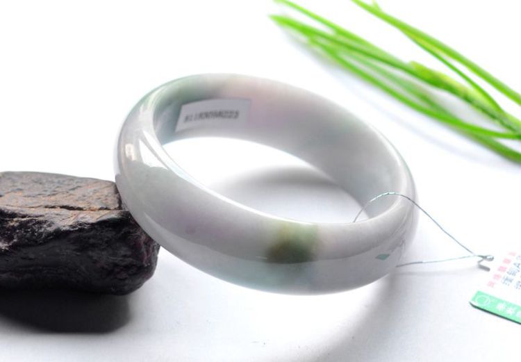 缅甸翡翠玉手镯到底多少钱一个,缅甸果敢翡翠手镯-第2张图片-翡翠网 缅甸翡翠玉手镯到底多少钱一个,缅甸果敢翡翠手镯-第2张图片-翡翠网