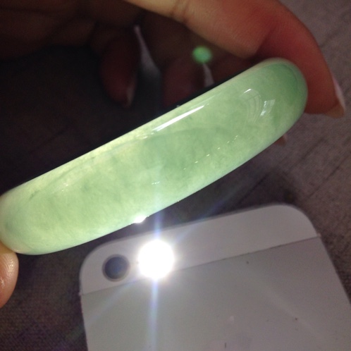 翡翠玉手镯白色好还是绿色好,白色翡翠手镯的价格-第1张图片-翡翠网 翡翠玉手镯白色好还是绿色好,白色翡翠手镯的价格-第1张图片-翡翠网