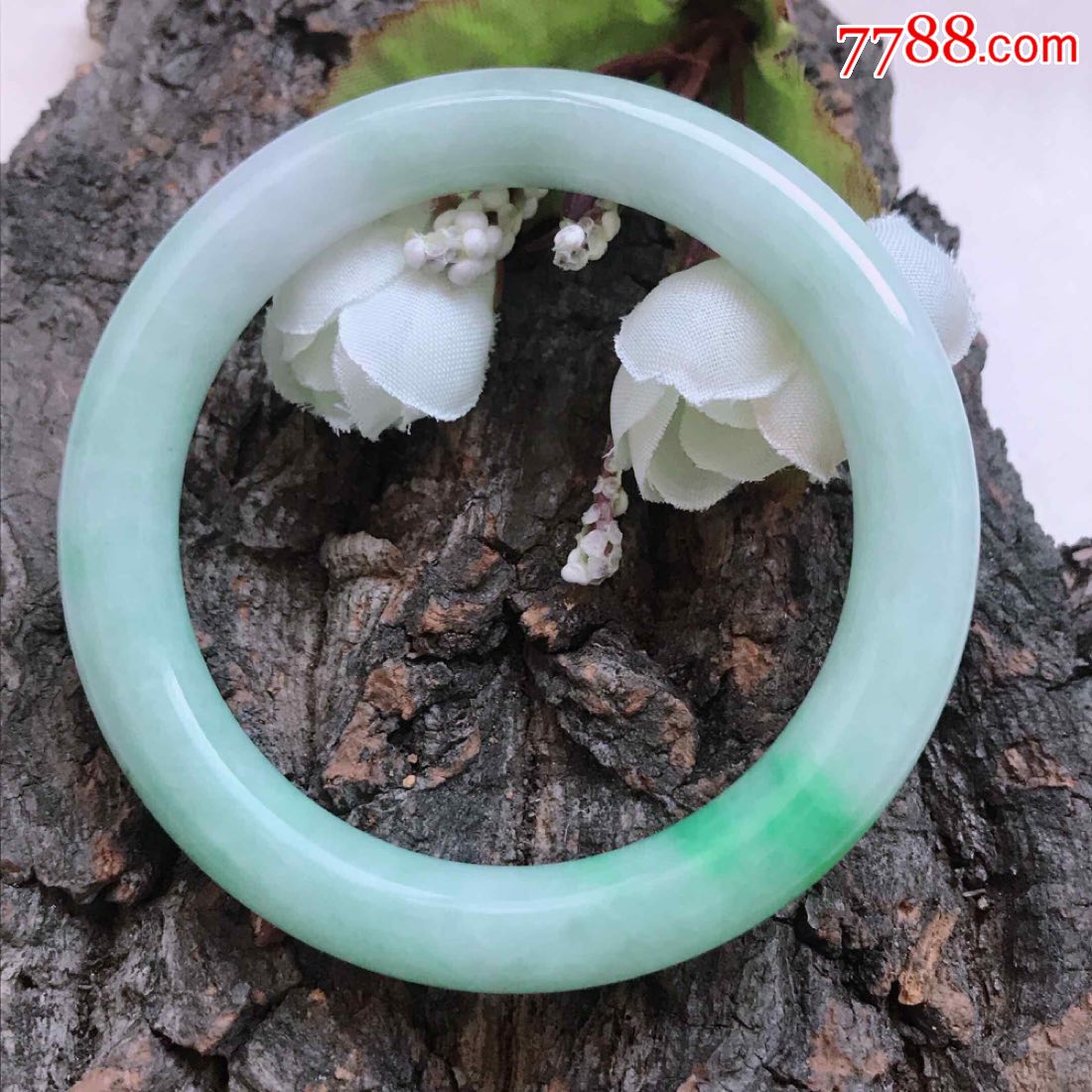 翡翠手镯飘绿价格图片飘阳绿翡翠手镯图片-第2张图片-翡翠网 翡翠手镯飘绿价格图片飘阳绿翡翠手镯图片-第2张图片-翡翠网