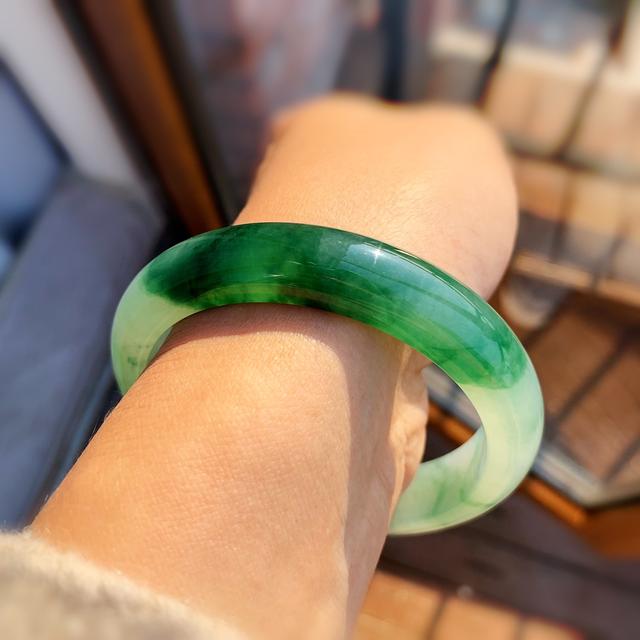 宝至尊和田玉手镯宝至尊翡翠手镯-第1张图片-翡翠网 宝至尊和田玉手镯宝至尊翡翠手镯-第1张图片-翡翠网