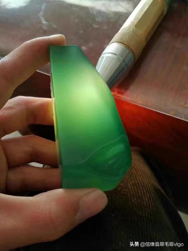 翡翠手镯芙蓉底照片,翡翠手镯芙蓉种白底-第4张图片-翡翠网 翡翠手镯芙蓉底照片,翡翠手镯芙蓉种白底-第4张图片-翡翠网