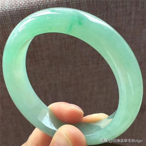翡翠手镯芙蓉底照片,翡翠手镯芙蓉种白底-第5张图片-翡翠网 翡翠手镯芙蓉底照片,翡翠手镯芙蓉种白底-第5张图片-翡翠网
