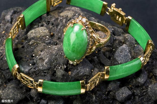 翡翠手镯真假鉴定方法翡翠手镯鉴定方法-第2张图片-翡翠网 翡翠手镯真假鉴定方法翡翠手镯鉴定方法-第2张图片-翡翠网