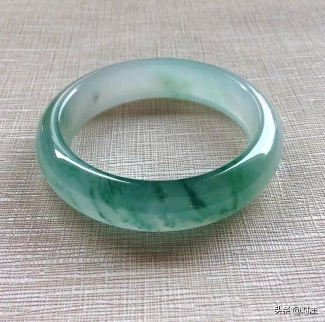 b货翡翠手镯戴了10年,翡翠手镯的文化-第2张图片-翡翠网 b货翡翠手镯戴了10年,翡翠手镯的文化-第2张图片-翡翠网