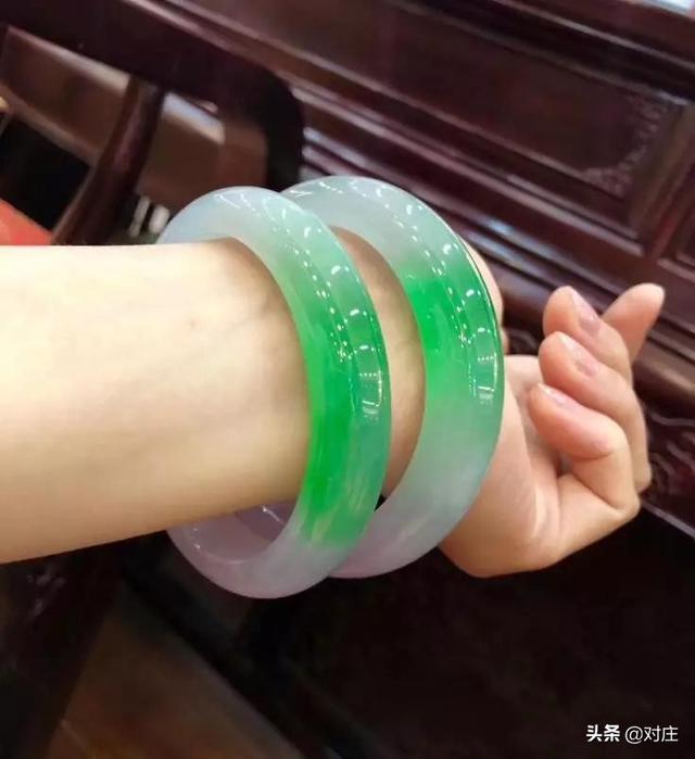 b货翡翠手镯戴了10年,翡翠手镯的文化-第4张图片-翡翠网 b货翡翠手镯戴了10年,翡翠手镯的文化-第4张图片-翡翠网