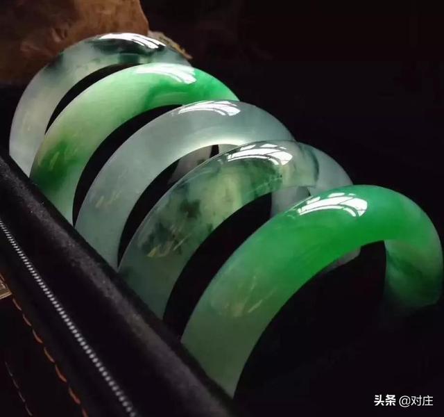 b货翡翠手镯戴了10年,翡翠手镯的文化-第9张图片-翡翠网 b货翡翠手镯戴了10年,翡翠手镯的文化-第9张图片-翡翠网