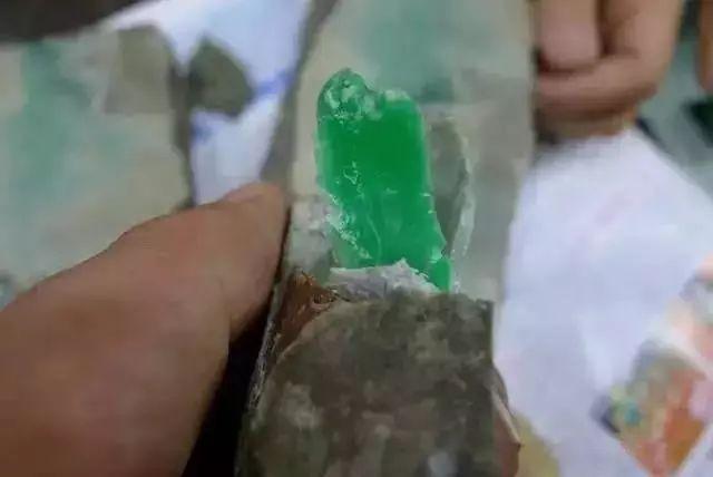 包含30万翡翠原石帝王春的词条-第13张图片-翡翠网 包含30万翡翠原石帝王春的词条-第13张图片-翡翠网