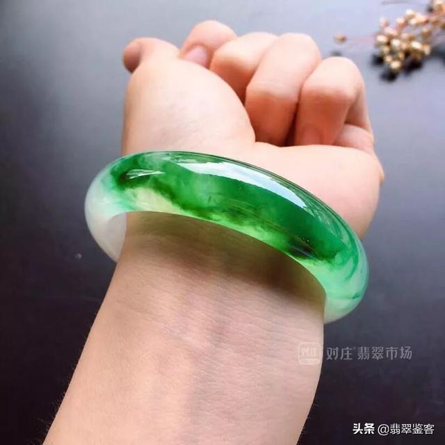 翡翠手镯高冰芙蓉底高冰飘花翡翠手镯-第4张图片-翡翠网 翡翠手镯高冰芙蓉底高冰飘花翡翠手镯-第4张图片-翡翠网
