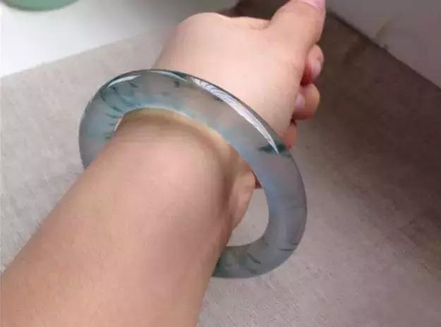 假翡翠手镯和真翡翠手镯图片翡翠手镯变-第1张图片-翡翠网 假翡翠手镯和真翡翠手镯图片翡翠手镯变-第1张图片-翡翠网