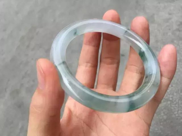 假翡翠手镯和真翡翠手镯图片翡翠手镯变-第2张图片-翡翠网 假翡翠手镯和真翡翠手镯图片翡翠手镯变-第2张图片-翡翠网