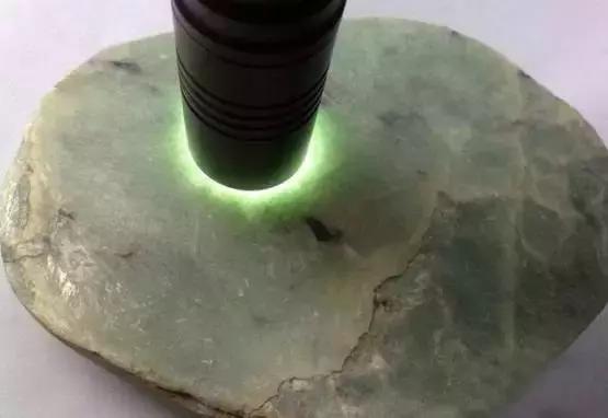 假翡翠手镯和真翡翠手镯图片翡翠手镯变-第5张图片-翡翠网 假翡翠手镯和真翡翠手镯图片翡翠手镯变-第5张图片-翡翠网