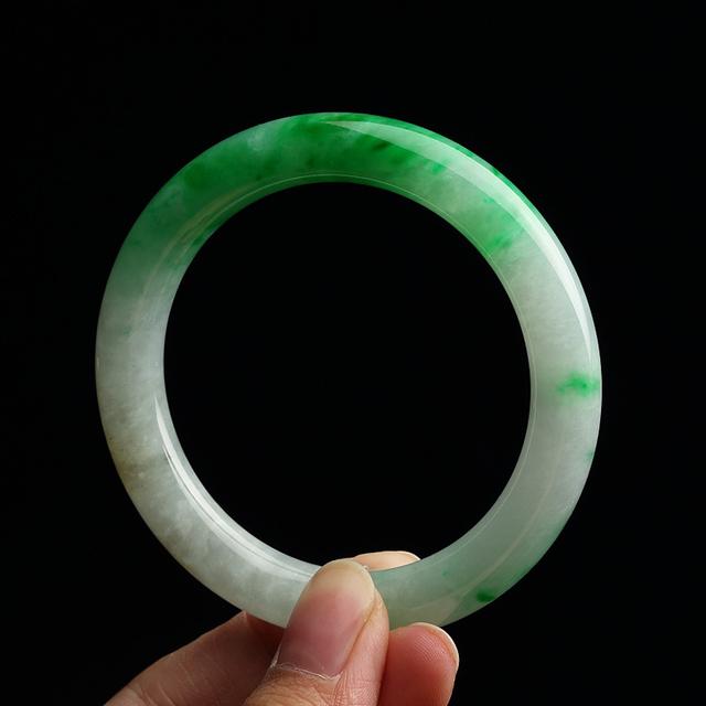 翡翠手镯可以戴着睡觉吗翡翠手镯要一直戴着吗-第4张图片-翡翠网 翡翠手镯可以戴着睡觉吗翡翠手镯要一直戴着吗-第4张图片-翡翠网