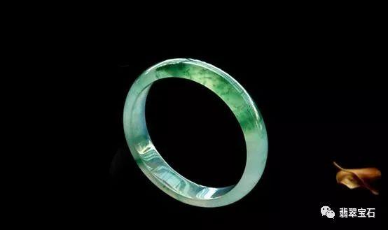 买翡翠挂件还是手镯,翡翠手镯买大还是买小-第1张图片-翡翠网 买翡翠挂件还是手镯,翡翠手镯买大还是买小-第1张图片-翡翠网