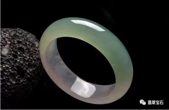 买翡翠挂件还是手镯,翡翠手镯买大还是买小-第2张图片-翡翠网 买翡翠挂件还是手镯,翡翠手镯买大还是买小-第2张图片-翡翠网