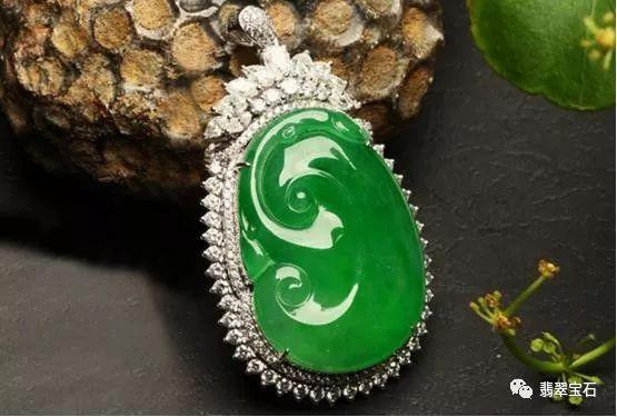 买翡翠挂件还是手镯,翡翠手镯买大还是买小-第3张图片-翡翠网 买翡翠挂件还是手镯,翡翠手镯买大还是买小-第3张图片-翡翠网