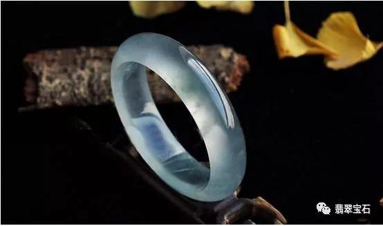 买翡翠挂件还是手镯,翡翠手镯买大还是买小-第4张图片-翡翠网 买翡翠挂件还是手镯,翡翠手镯买大还是买小-第4张图片-翡翠网