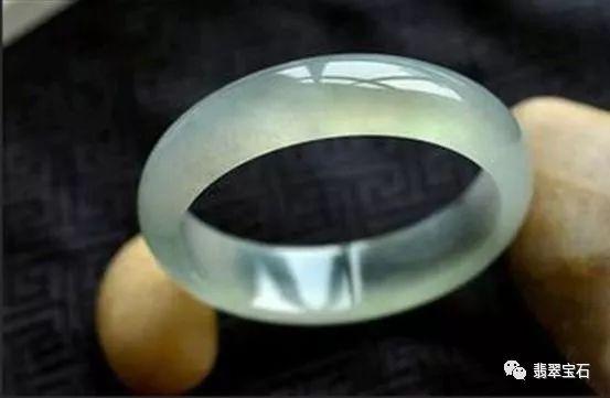 买翡翠挂件还是手镯,翡翠手镯买大还是买小-第6张图片-翡翠网 买翡翠挂件还是手镯,翡翠手镯买大还是买小-第6张图片-翡翠网